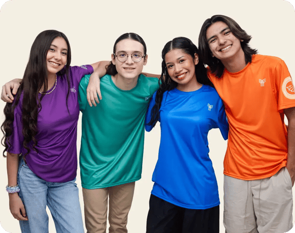 Cuatro estudiantes de Prepa Tecmilenio abrazados