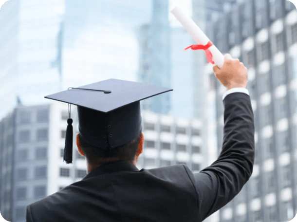 Estudiante graduado sosteniendo su diploma