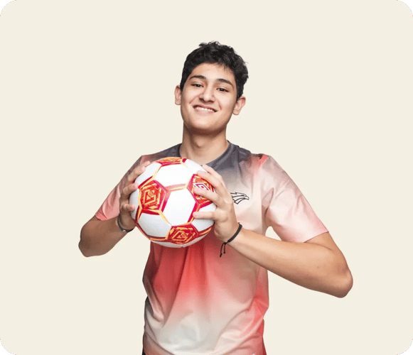 Estudiante sosteniendo un balón de fútbol