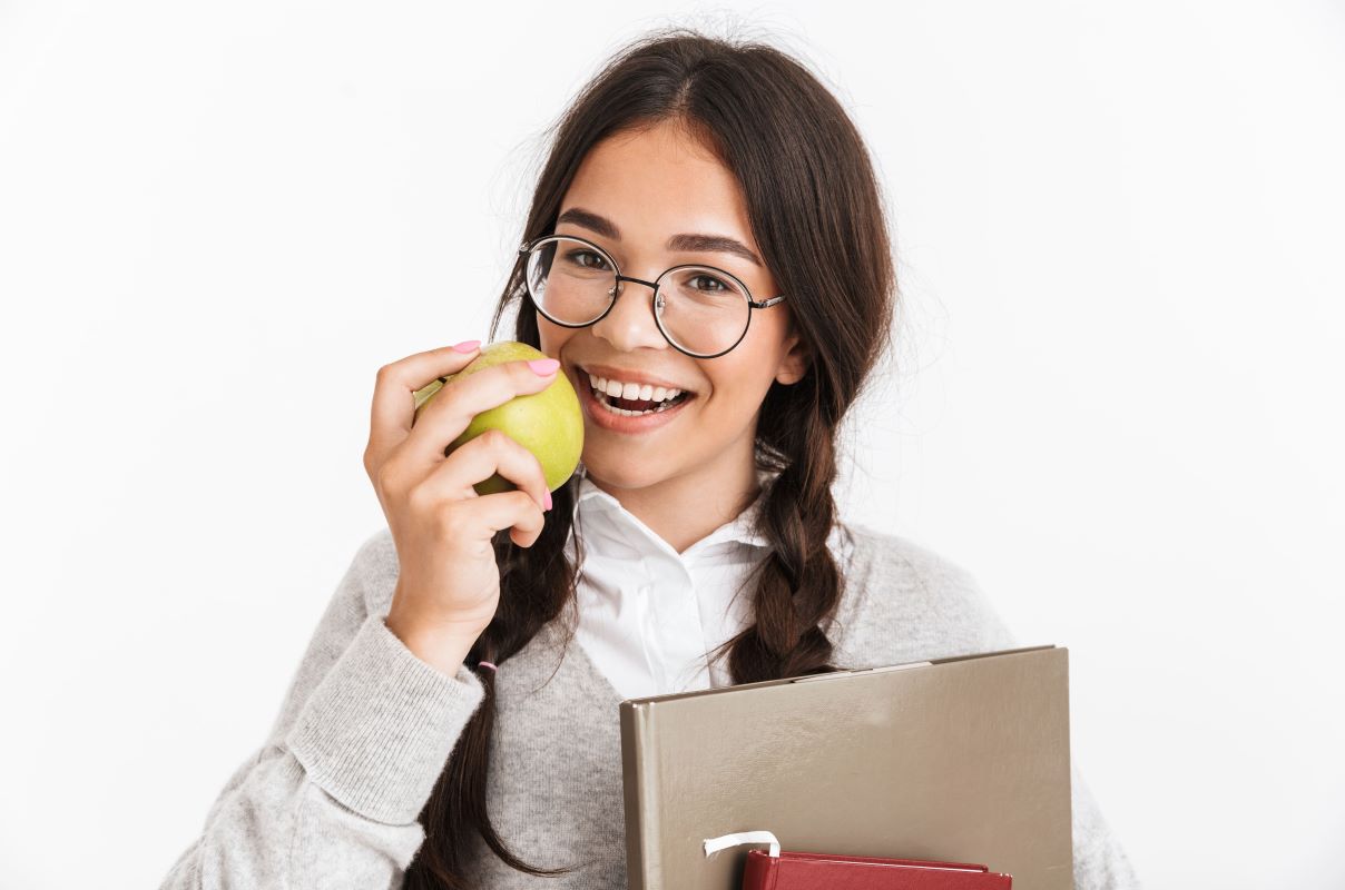 estudiante comiendo manzana