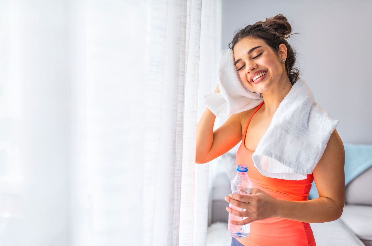 mujer sonriente con botella de agua