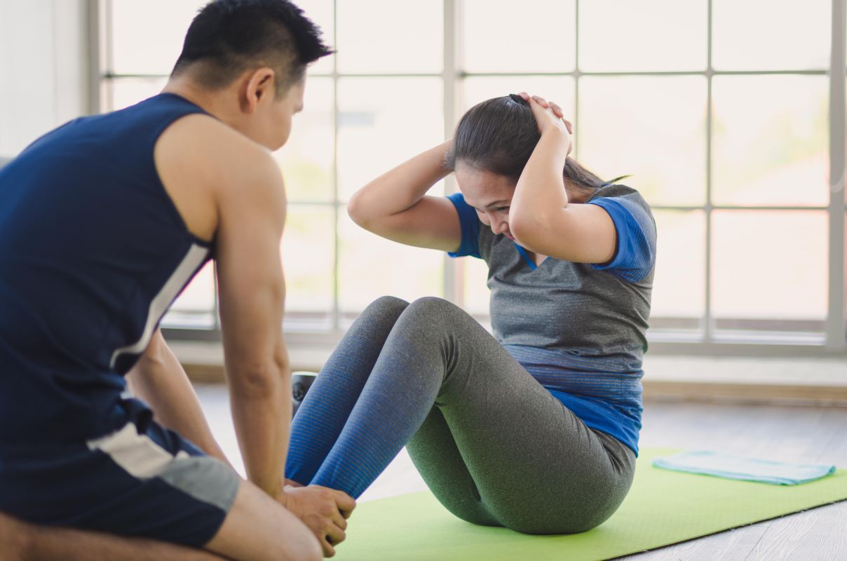 pareja entrenando abdominales